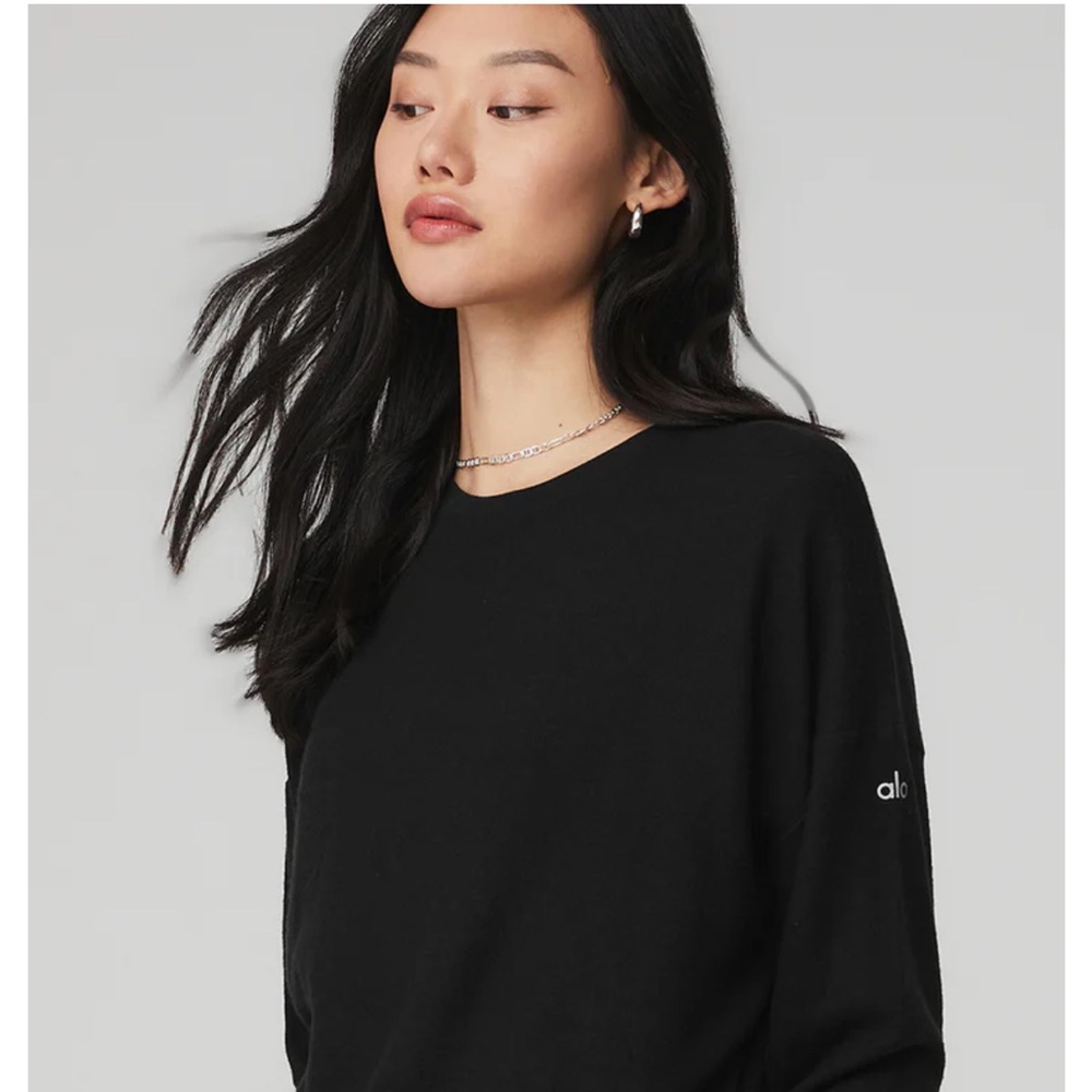 Alo yoga soho pullover in black.  Size M. In good condition, worn only twice.